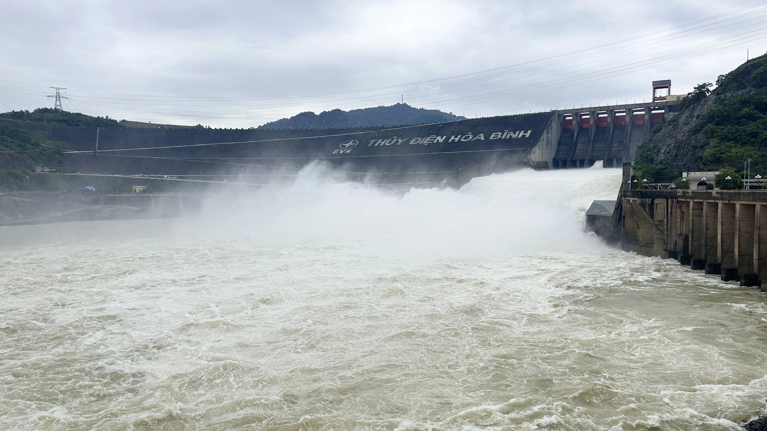 Tourists flock to Hoa Binh Hydropower Reservoir to witness majestic discharge