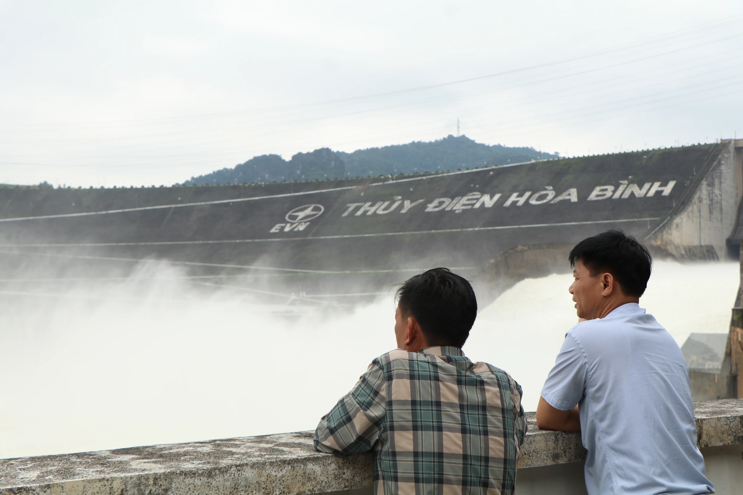 Tourists flock to Hoa Binh Hydropower Reservoir to witness majestic discharge