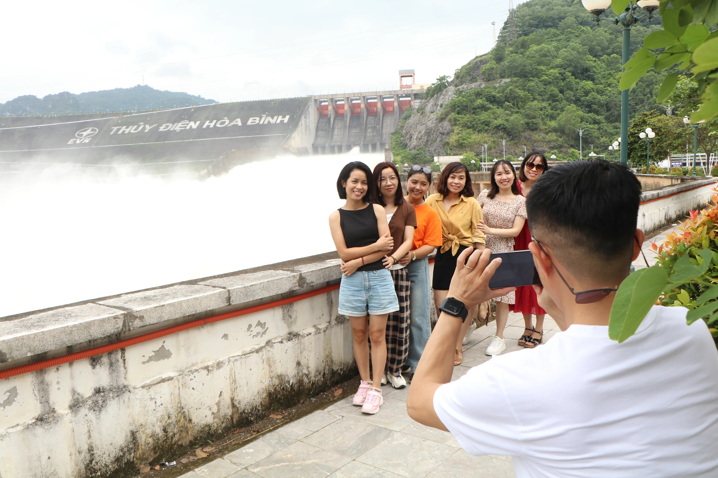 Tourists flock to Hoa Binh Hydropower Reservoir to witness majestic discharge