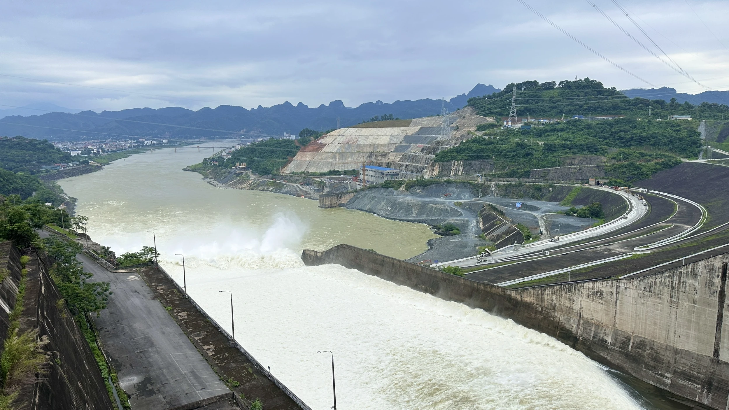 Tourists flock to Hoa Binh Hydropower Reservoir to witness majestic discharge