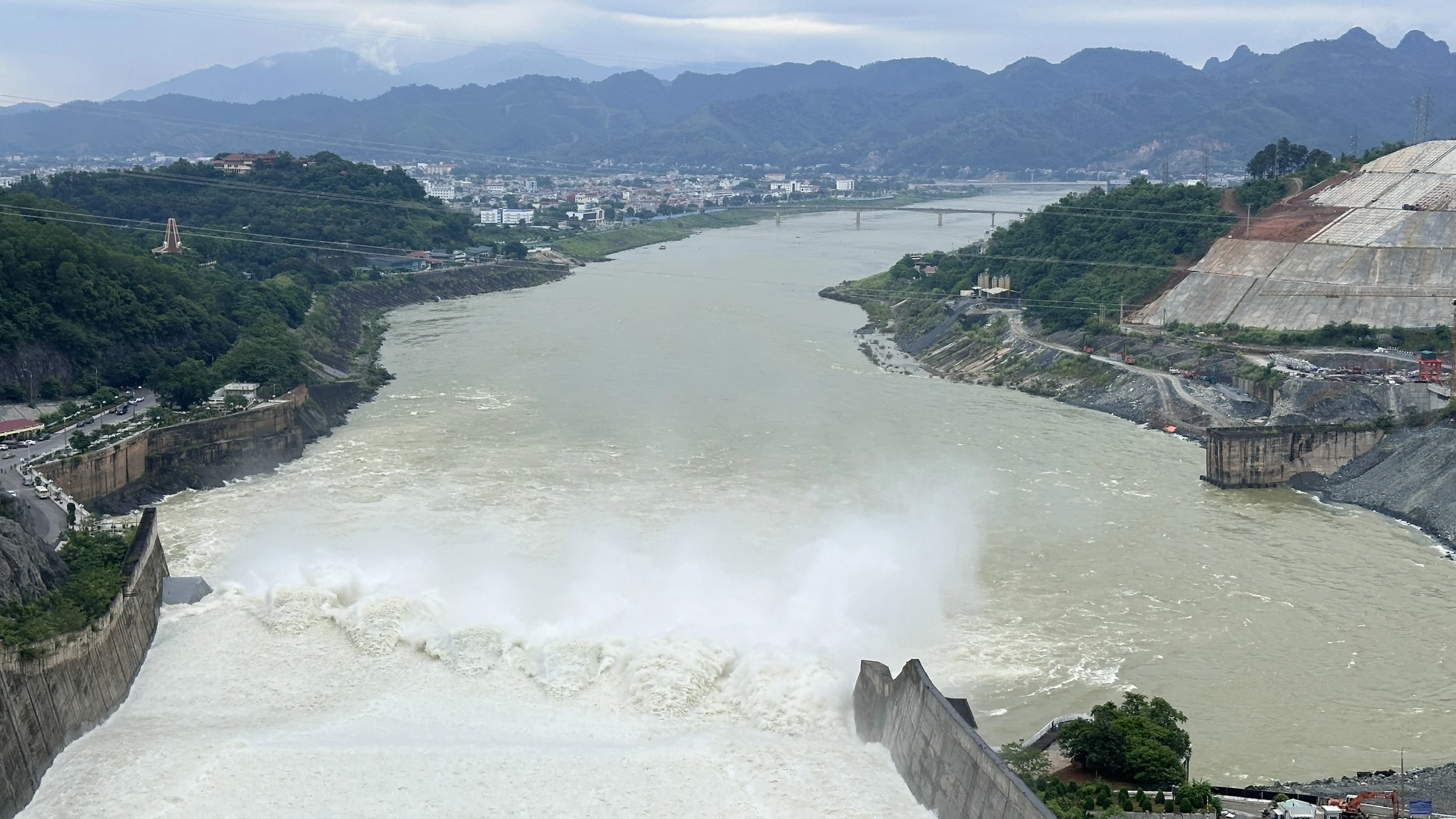 Tourists flock to Hoa Binh Hydropower Reservoir to witness majestic discharge