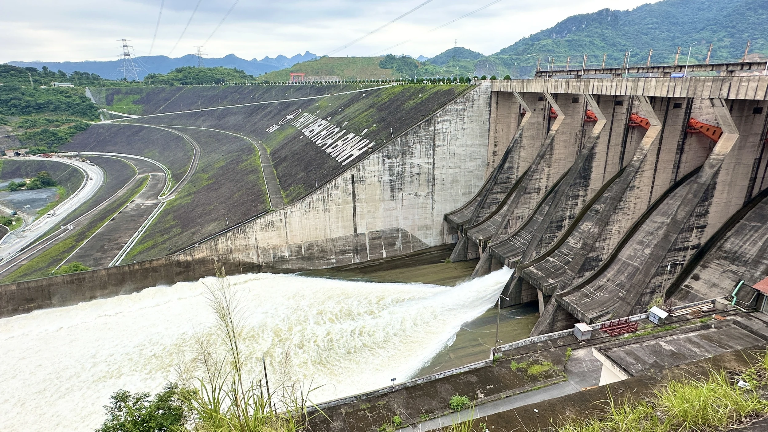 Tourists flock to Hoa Binh Hydropower Reservoir to witness majestic discharge