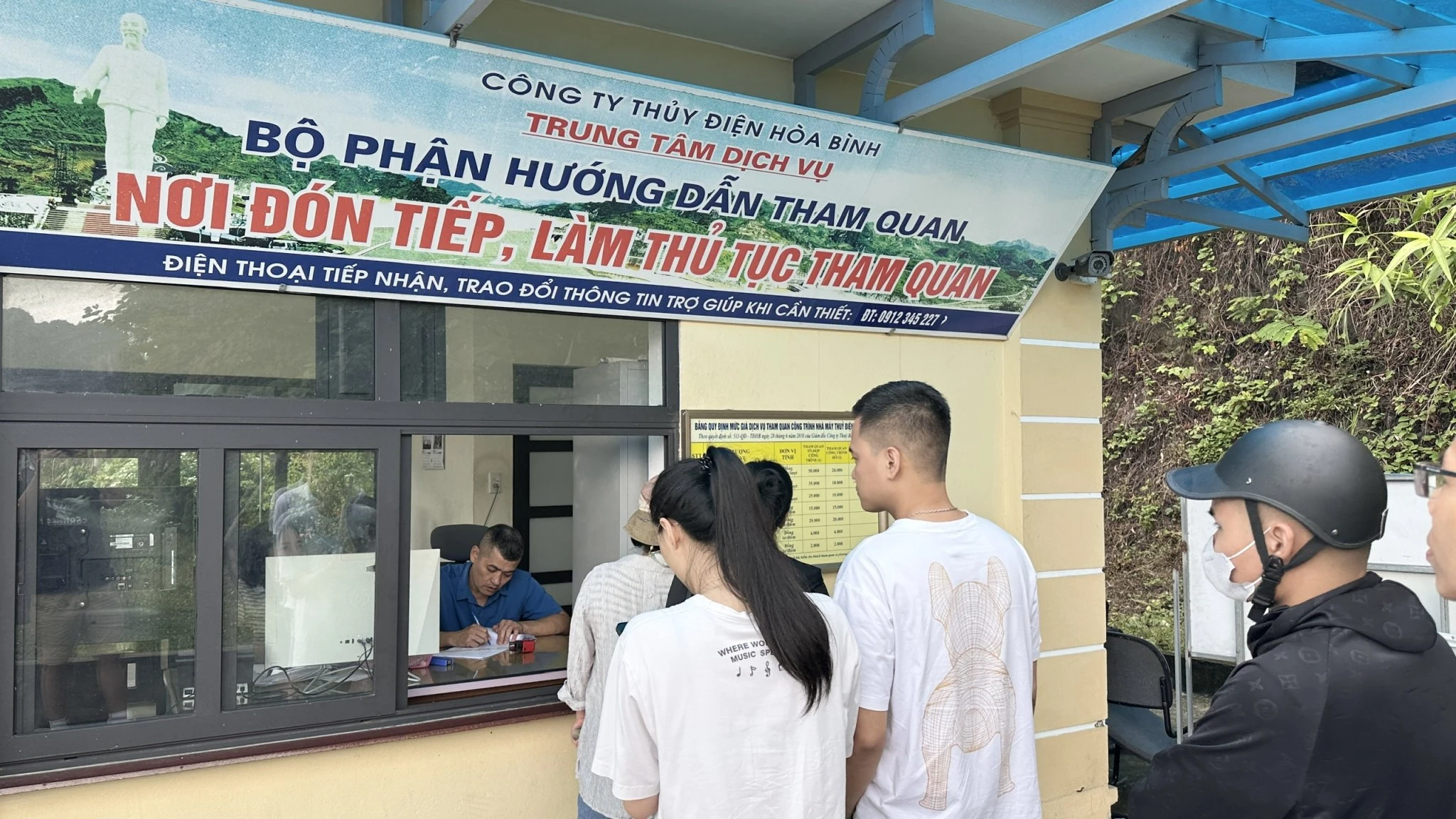 Tourists flock to Hoa Binh Hydropower Reservoir to witness majestic discharge