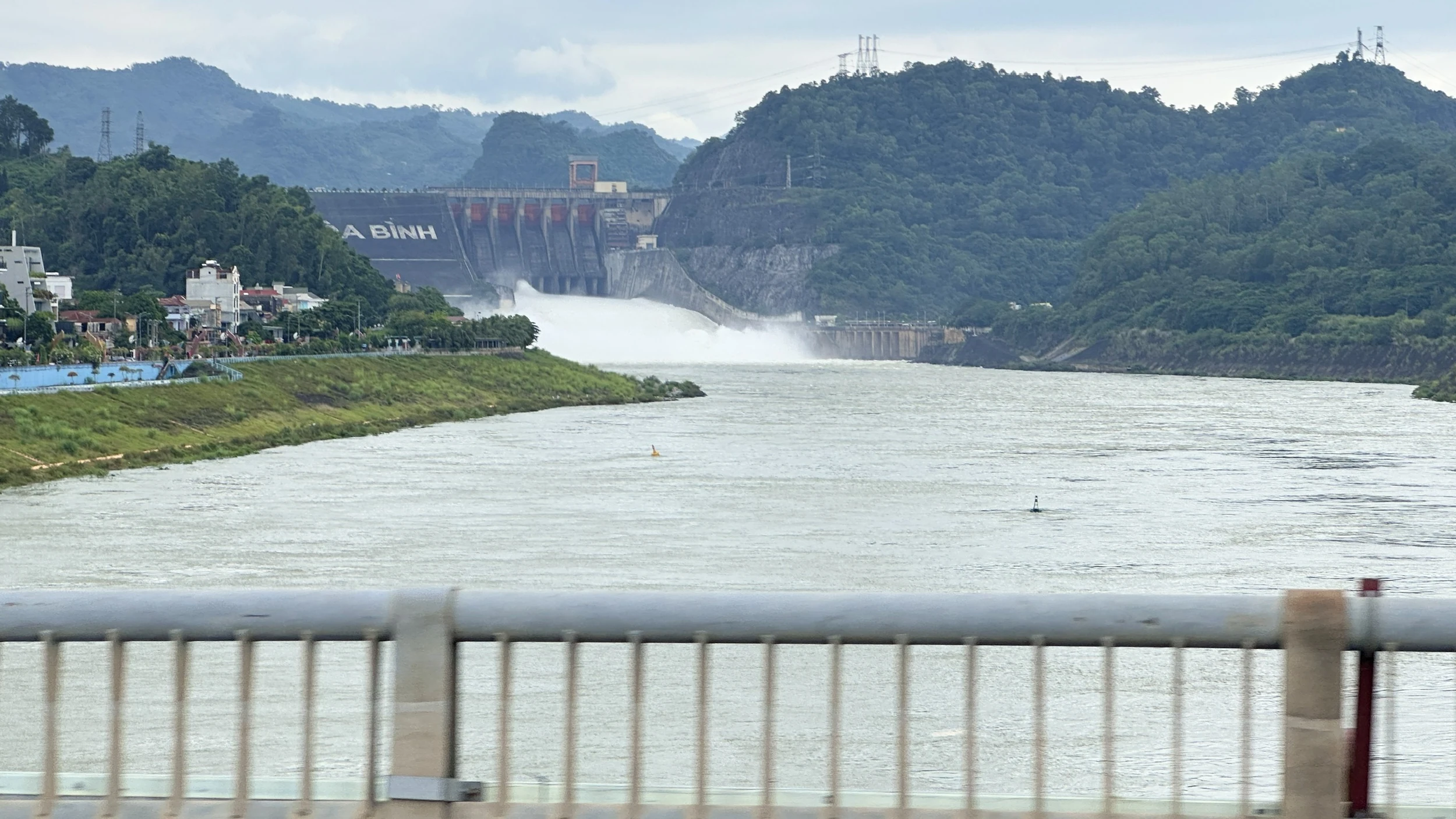 Tourists flock to Hoa Binh Hydropower Reservoir to witness majestic discharge