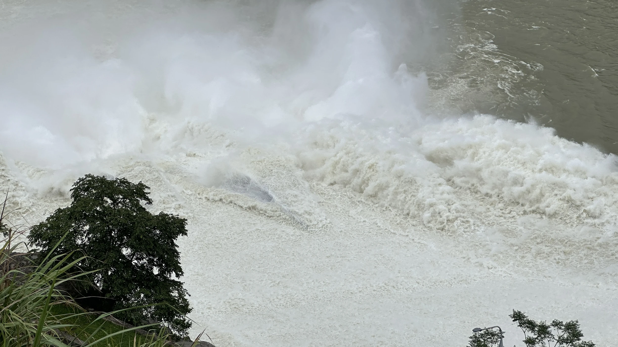 Tourists flock to Hoa Binh Hydropower Reservoir to witness majestic discharge