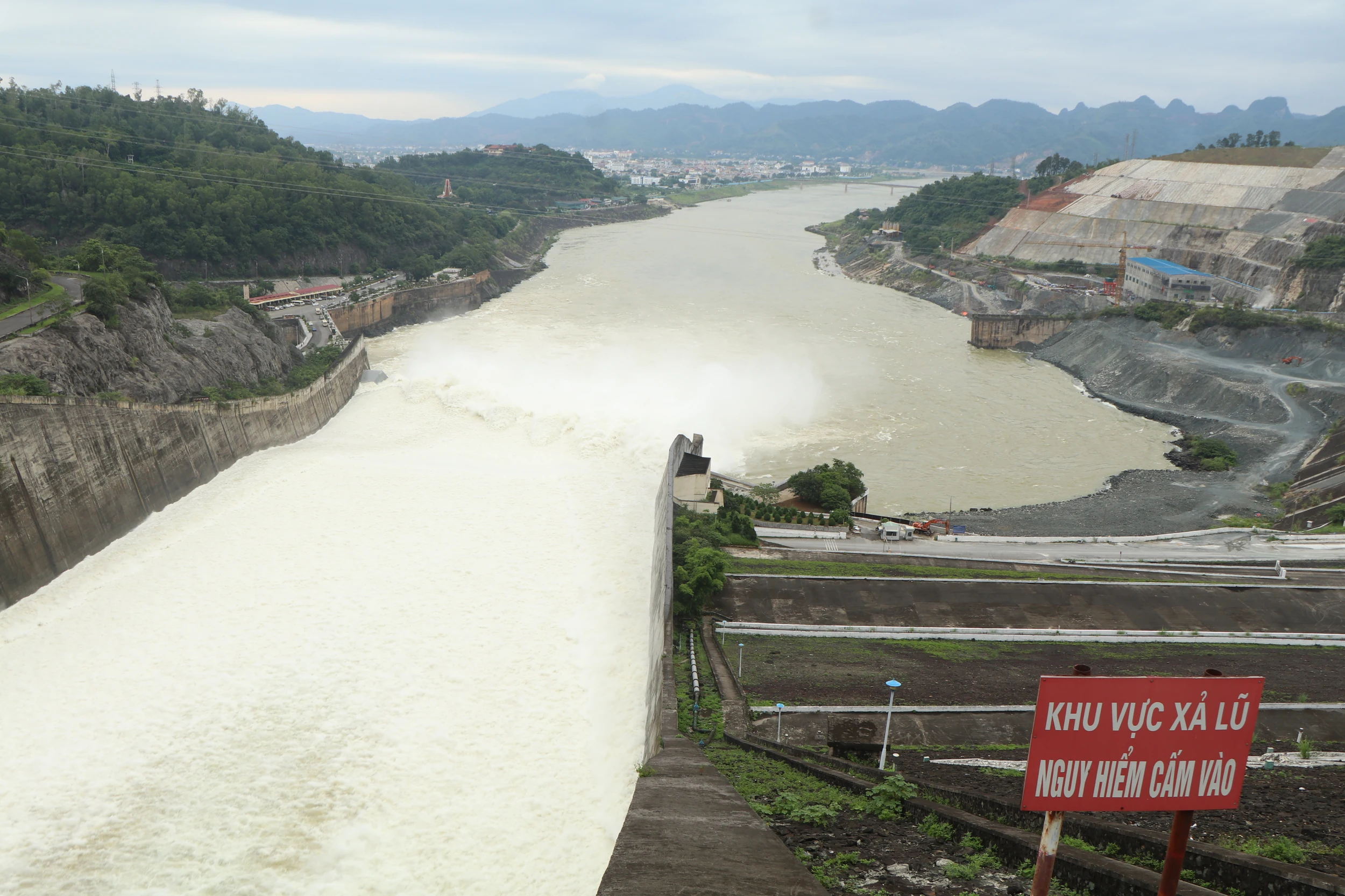 Tourists flock to Hoa Binh Hydropower Reservoir to witness majestic discharge