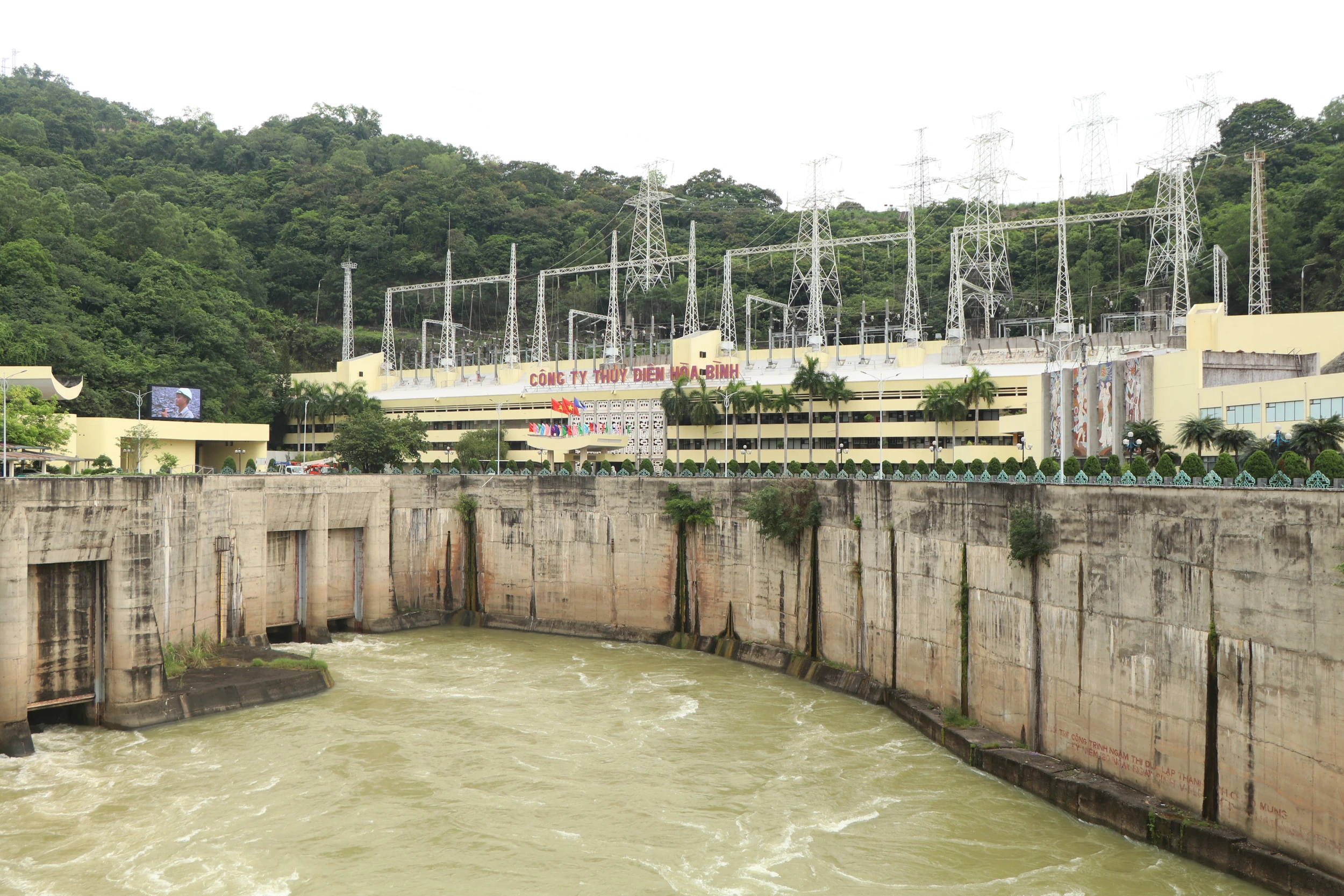 Tourists flock to Hoa Binh Hydropower Reservoir to witness majestic discharge