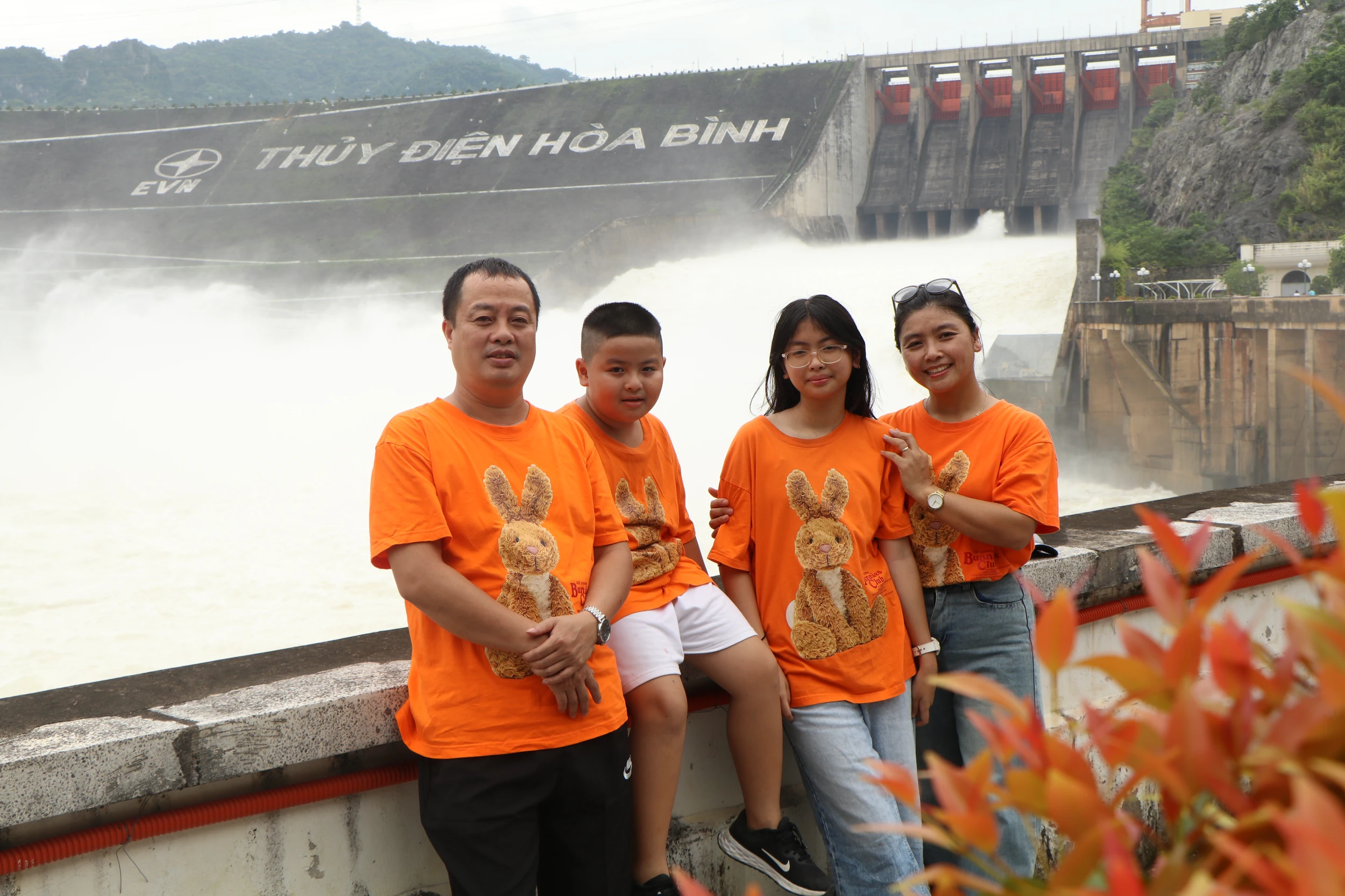 Tourists flock to Hoa Binh Hydropower Reservoir to witness majestic discharge