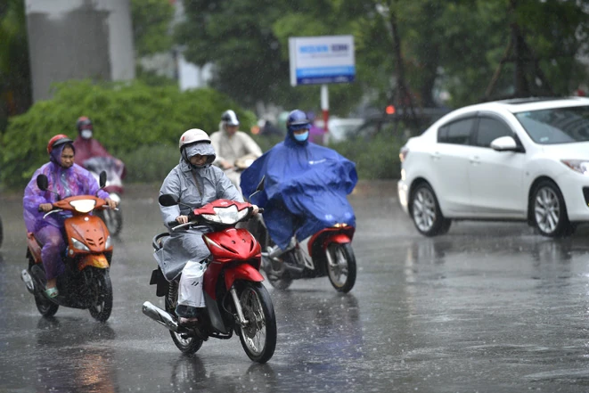 Thời tiết ngày 6/8: Bắc Bộ tiếp tục mưa to, cảnh báo lốc, sét và gió giật mạnh trên biển