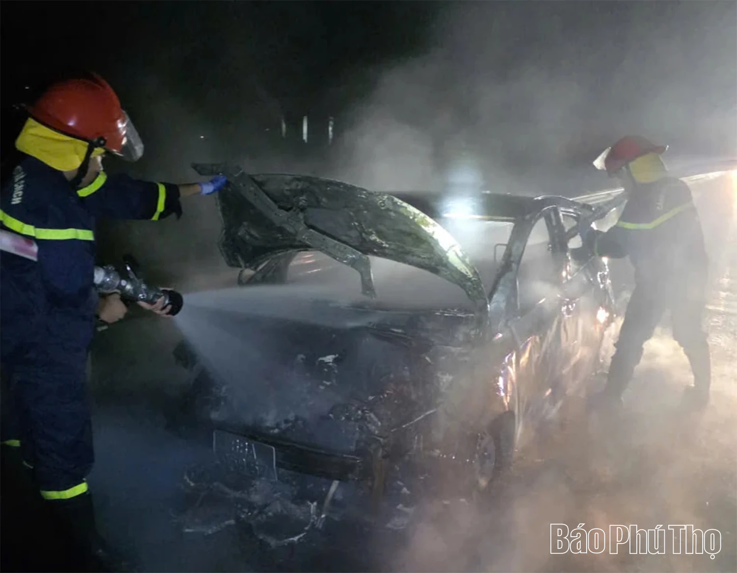 Cháy xe ô tô trong đêm trên cao tốc Nội Bài - Lào Cai