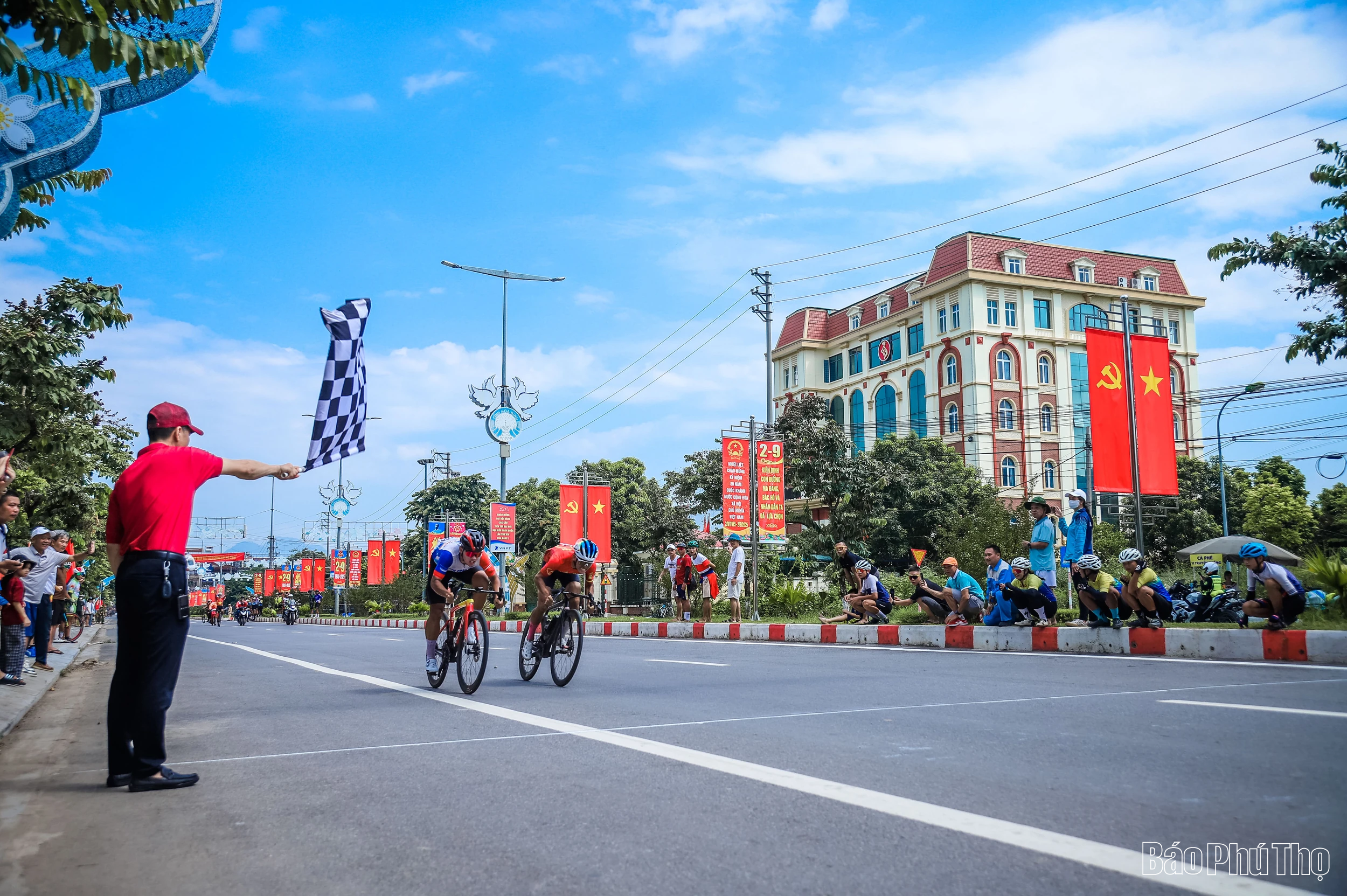 Màn so tài quyết liệt đua xe đạp đường trường