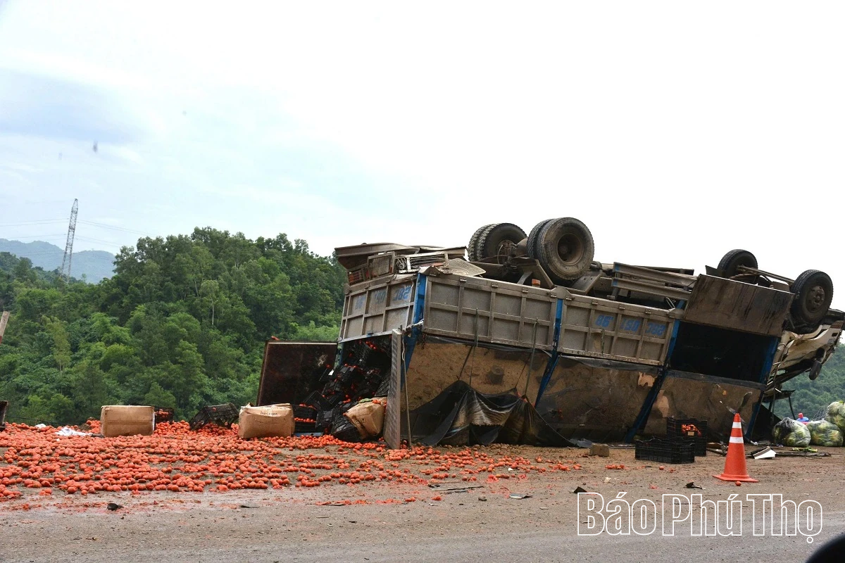 Hai xe tải mất lái tại dốc Cun, may mắn không thiệt hại về người