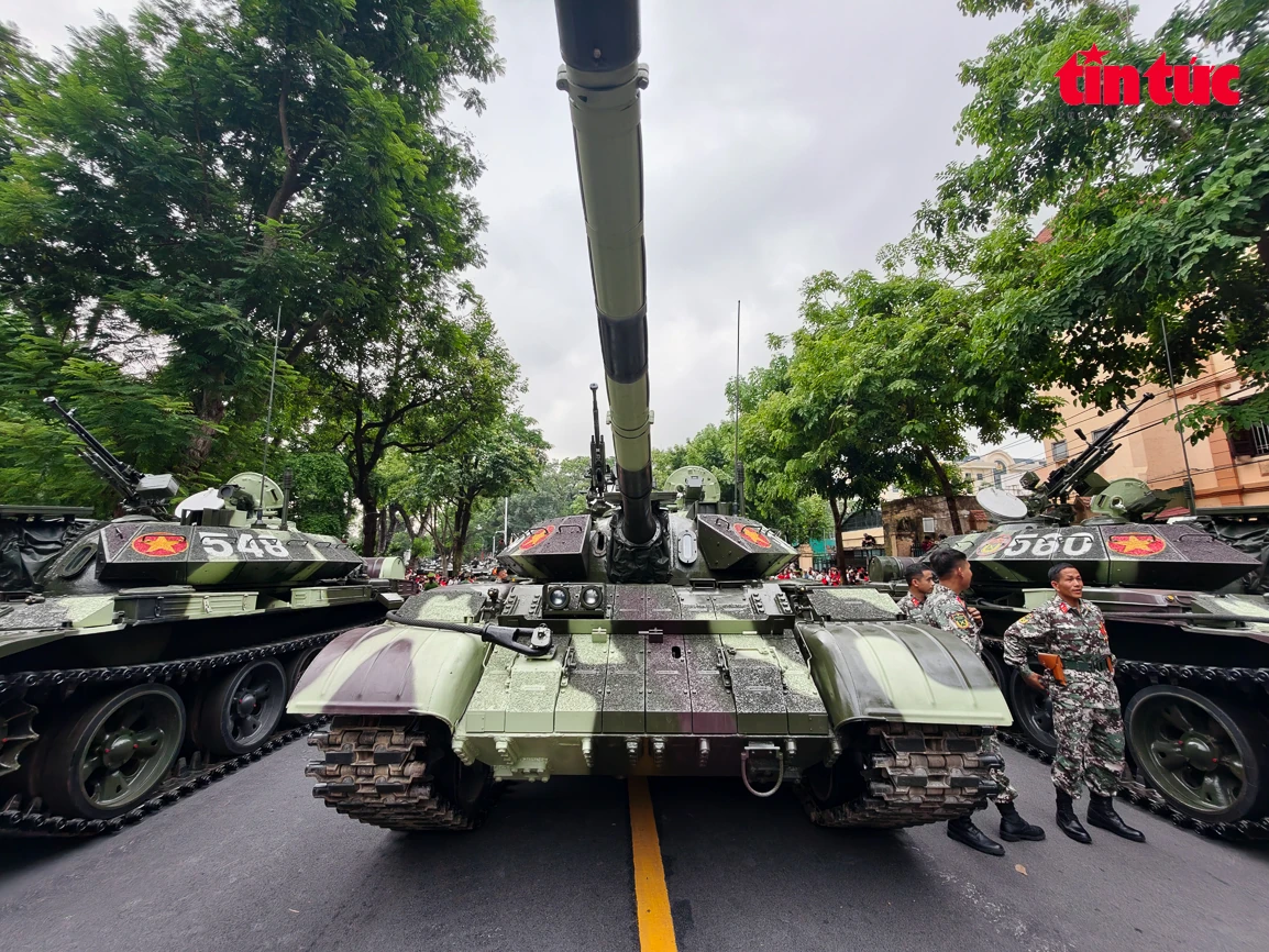 Dàn xe tăng “tập kết” gần Quảng trường Ba Đình chờ lệnh tổng hợp luyện