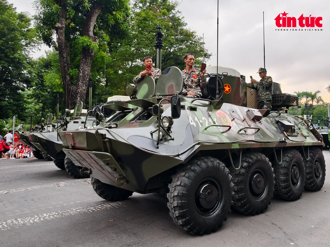 Dàn xe tăng “tập kết” gần Quảng trường Ba Đình chờ lệnh tổng hợp luyện