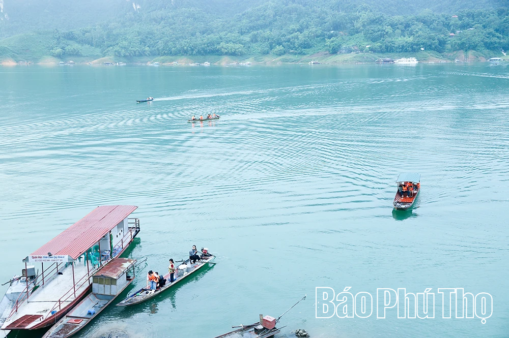 Gian nan “gánh chữ” qua sông