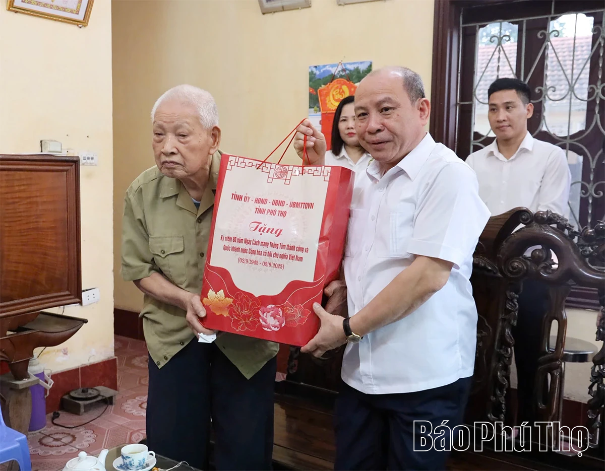 Phó Bí thư Tỉnh ủy Bùi Đức Hinh thăm, tặng quà cán bộ tiền khởi nghĩa tại xã Yên Lạc