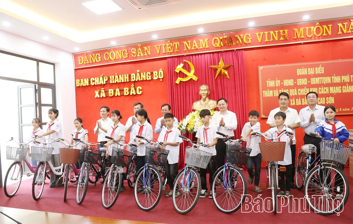 Chủ tịch HĐND tỉnh Bùi Văn Quang thăm di tích lịch sử cách mạng Tu Lý - Hiền Lương và tặng quà cán bộ tiền khởi nghĩa