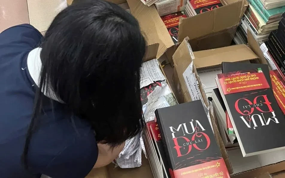 Tiểu thuyết “Mưa đỏ” đắt hàng theo cơn sốt của phim