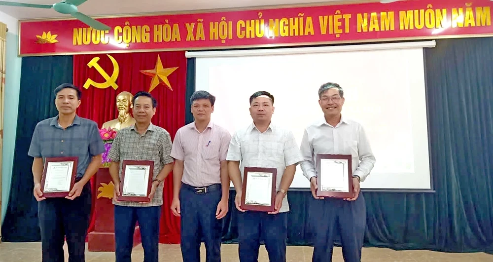 Vinh danh thành viên có nhiều đóng góp vào hoạt động của Ngân hàng chính sách xã hội Lương Sơn
