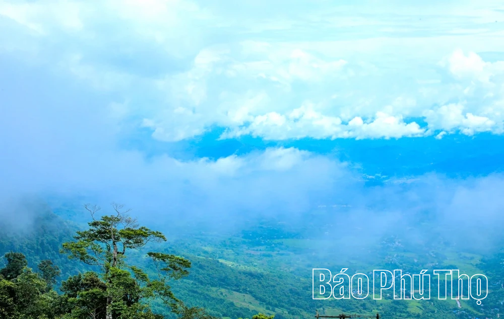 Mây vờn trên đỉnh Hang Kia