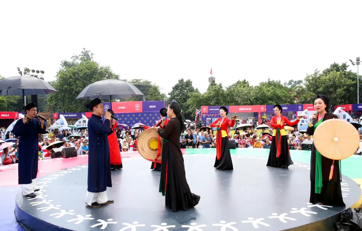 Hàng vạn du khách đến với Lễ hội Văn hóa thế giới tại Hà Nội