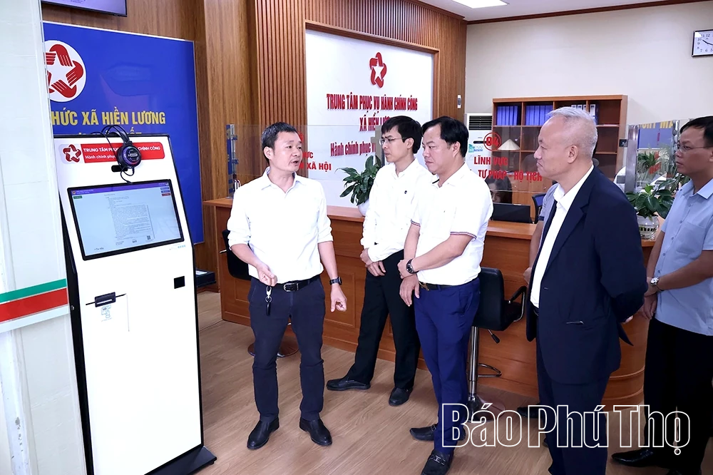 Bàn giao Kiosk thông minh ứng dụng trí tuệ nhân tạo cho xã Hiền Lương