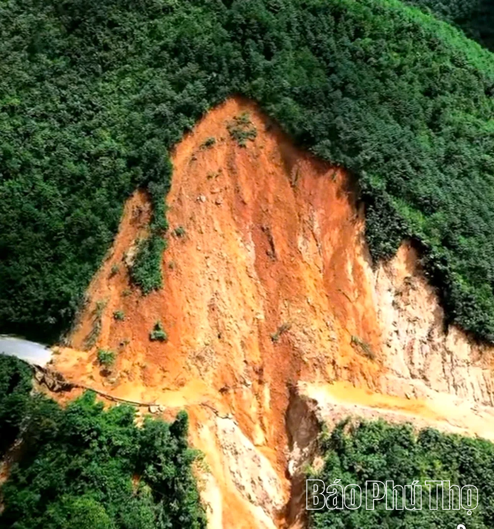 Khắc phục đoạn đứt gãy nền đường trên tuyến tỉnh lộ 433