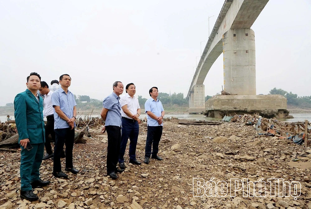 Phó Chủ tịch UBND tỉnh Nguyễn Huy Ngọc kiểm tra sự cố tại cầu Sông Lô