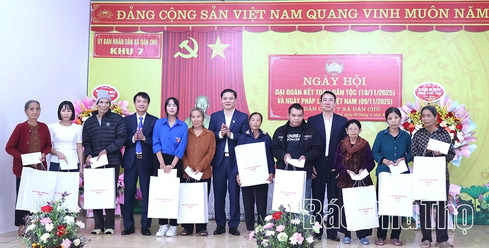 Ngày hội Đại đoàn kết toàn dân ở khu dân cư số 7, xã Dân Chủ