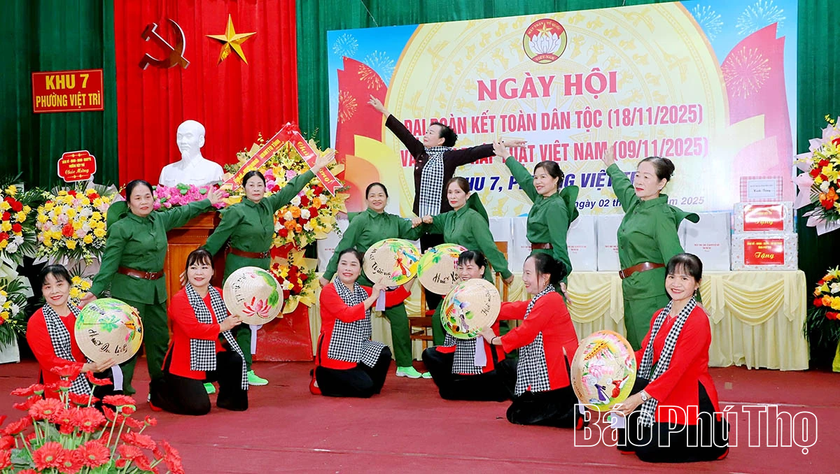 Chủ tịch UBND tỉnh Trần Duy Đông dự Ngày hội Đại đoàn kết toàn dân tộc tại khu 7, phường Việt Trì