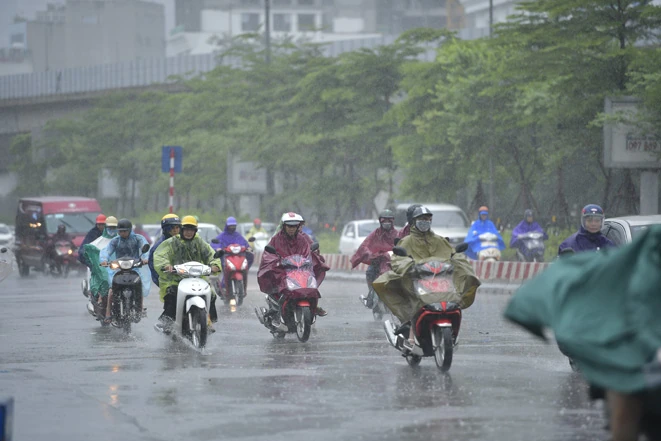Thời tiết ngày 27/10: Mưa lớn dồn dập, lũ trên các sông miền Trung tiếp tục lên cao