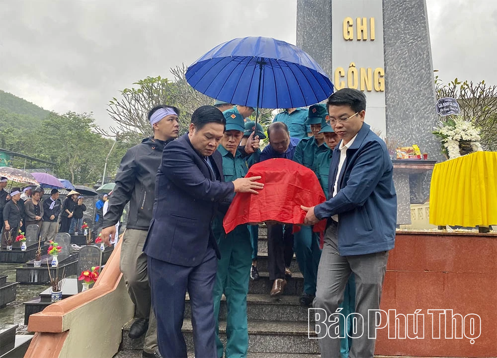 Xã Lạc Thuỷ tổ chức đón nhận và an táng hài cốt liệt sỹ