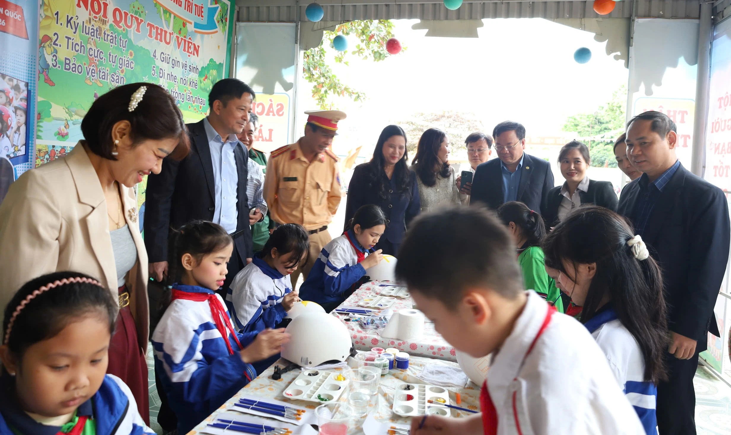 Trao tặng mũ bảo hiểm cho học sinh lớp 1 năm học 2025 – 2026