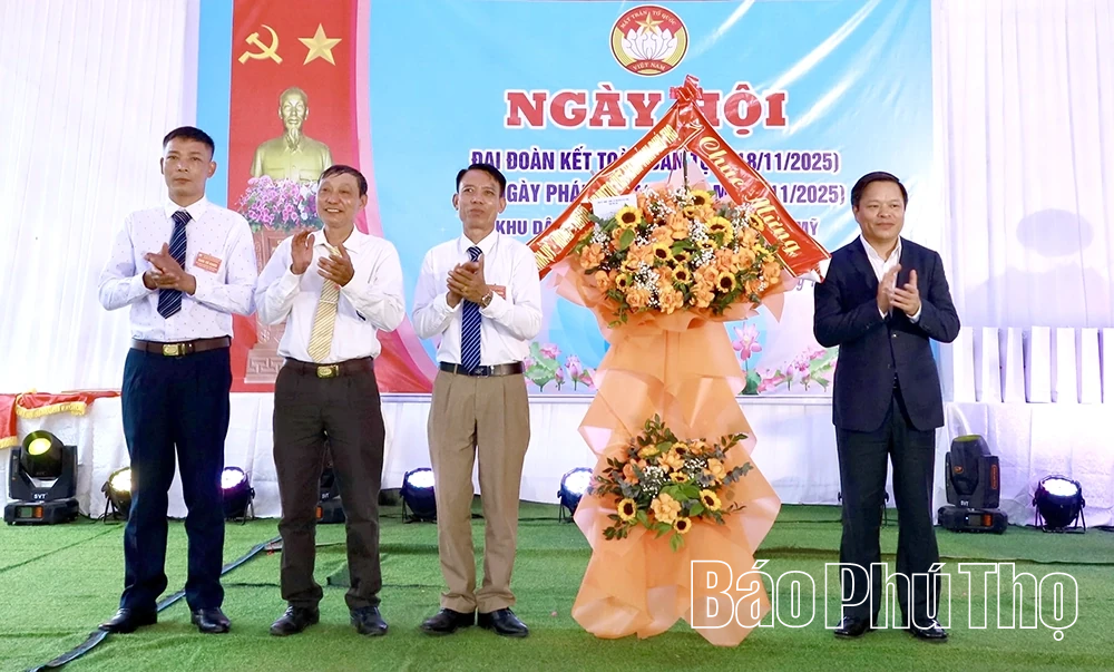 Phó Chủ tịch UBND tỉnh Phan Trọng Tấn dự Ngày hội Đại đoàn kết tại khu dân cư số 8, xã Phú Mỹ