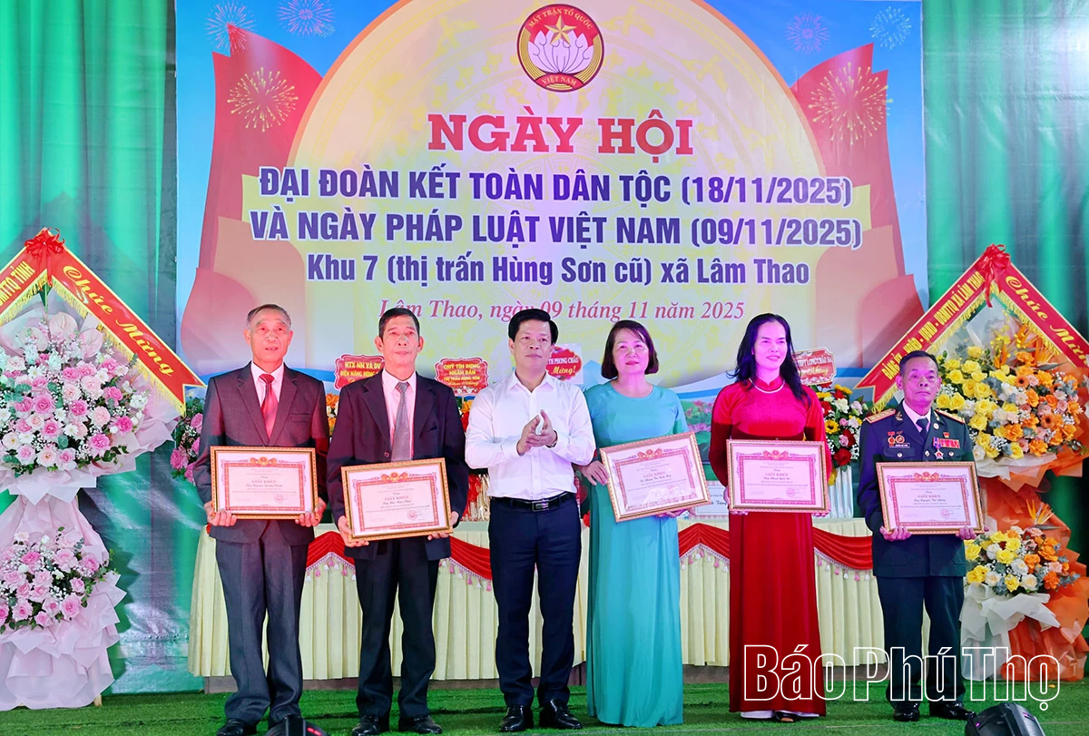 Chủ tịch HĐND, Ủy ban MTTQ tỉnh Bùi Đức Hinh dự Ngày hội Đại đoàn kết toàn dân tộc tại xã Lâm Thao