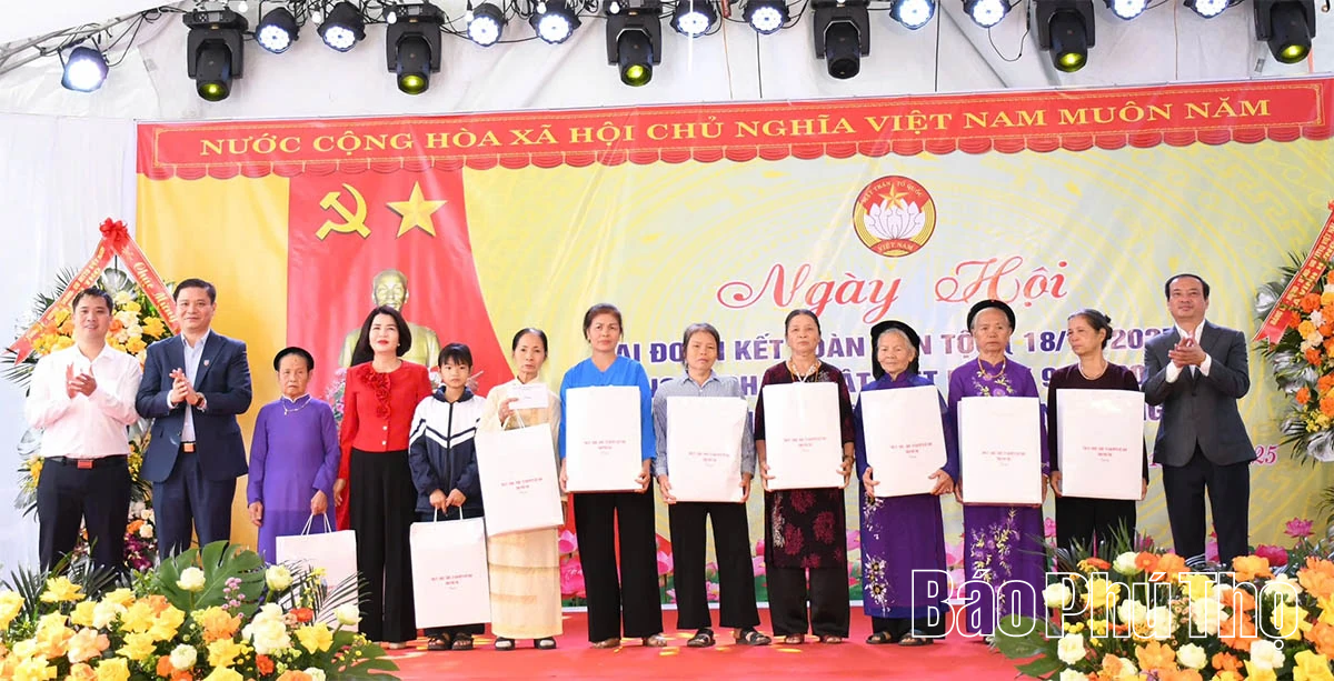 Trưởng Ban Tuyên giáo và Dân vận Tỉnh ủy Lương Đức Minh dự ngày hội Đại đoàn kết toàn dân tộc tại thôn Chợ, xã Vĩnh Hưng