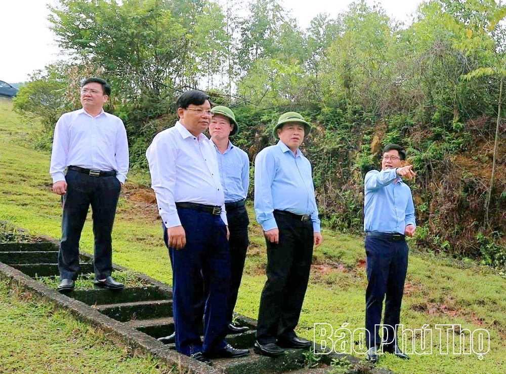 Phó Chủ tịch UBND tỉnh Đinh Công Sứ kiểm tra công tác khắc phục hậu quả thiên tai tại các xã Thanh Thủy, Thanh Sơn