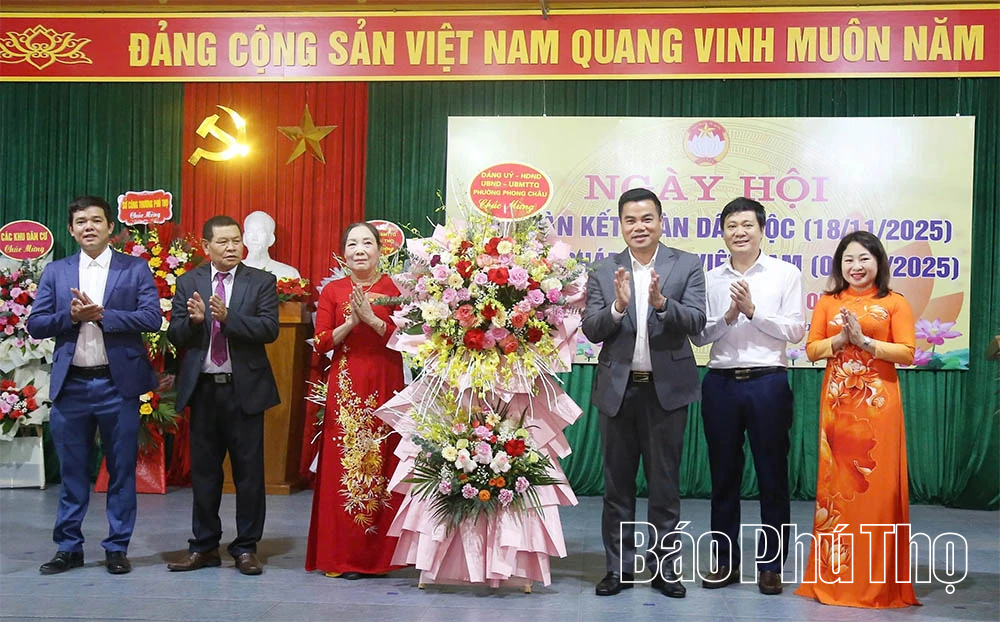 Đồng chí Vi Mạnh Hùng dự Ngày hội đại đoàn kết toàn dân tộc tại khu 11, phường Phong Châu