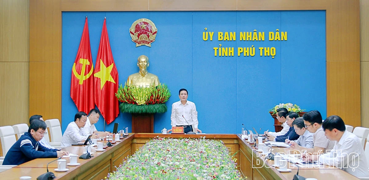 Phó Chủ tịch UBND tỉnh Vũ Việt Văn nghe báo cáo một số nội dung về quản lý nhà ở, quy hoạch đô thị và nông thôn
