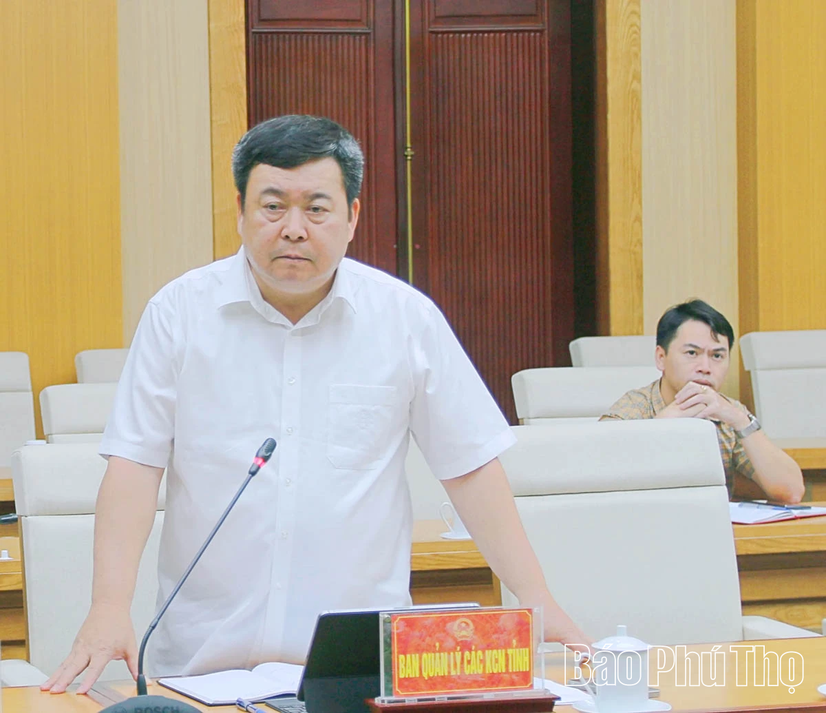 Phó Chủ tịch UBND tỉnh Vũ Việt Văn nghe báo cáo một số nội dung về quản lý nhà ở, quy hoạch đô thị và nông thôn