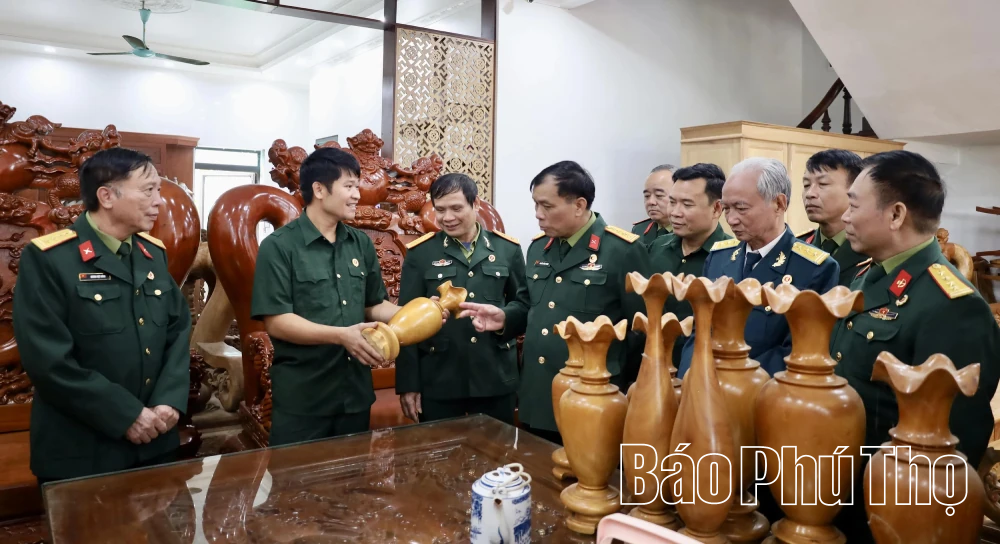 Người thợ mộc trẻ giữ lửa nghề truyền thống ở Xuân Lãng