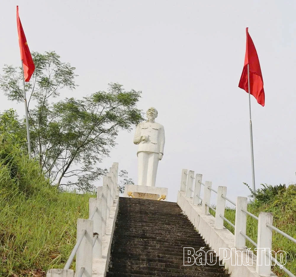 Tượng đài Chủ tịch Hồ Chí Minh – Nguyện ước và tình cảm của đồng bào Đất Tổ