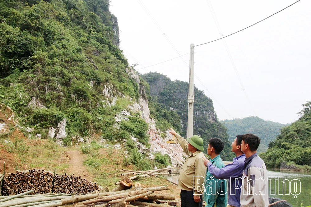Chuyện về người bảo vệ đàn khỉ hoang dã nơi vùng lòng hồ Hòa Bình