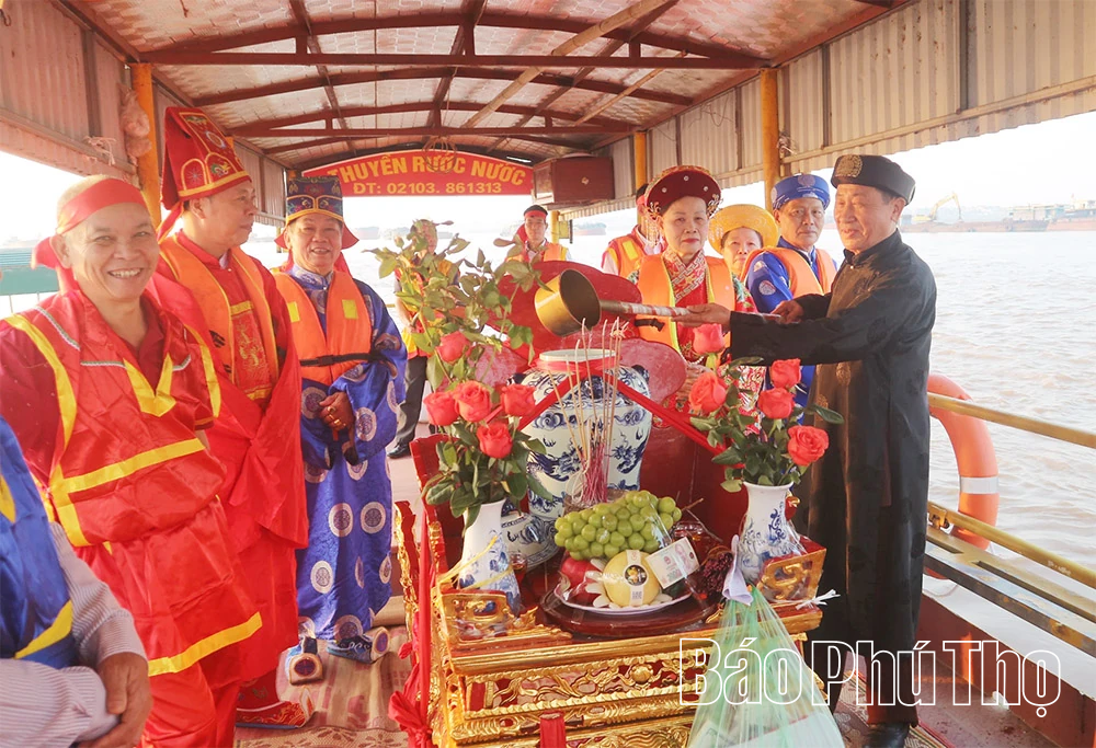 Tục rước nước Đền Tam Giang