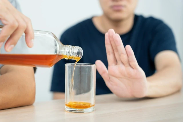 Uống mấy ly rượu mỗi ngày có thể tăng nguy cơ đột quỵ nghiêm trọng?