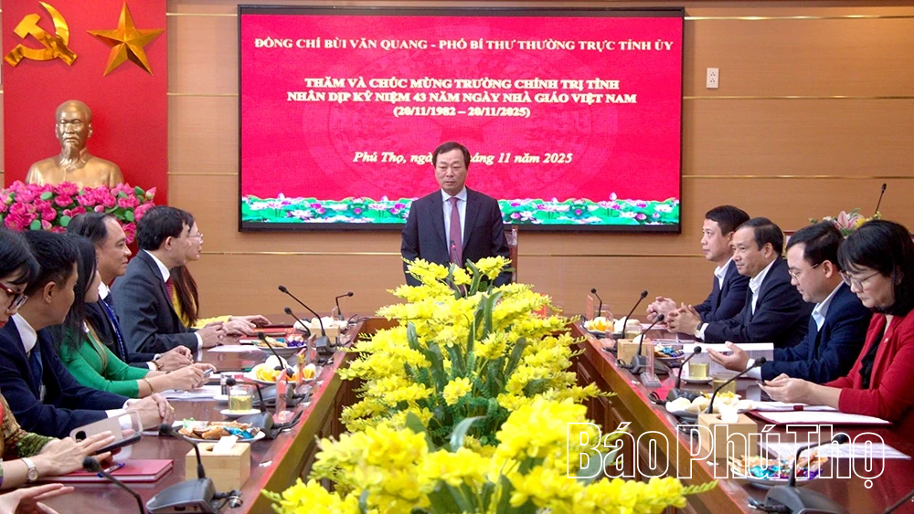Phó Bí thư Thường trực Tỉnh ủy thăm và chúc mừng Trường Chính trị tỉnh