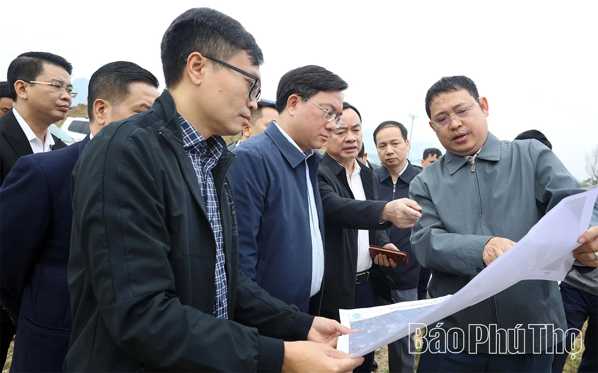 Chủ tịch UBND tỉnh Trần Duy Đông kiểm tra tiến độ một số dự án tại các xã Lạc Thủy, An Nghĩa
