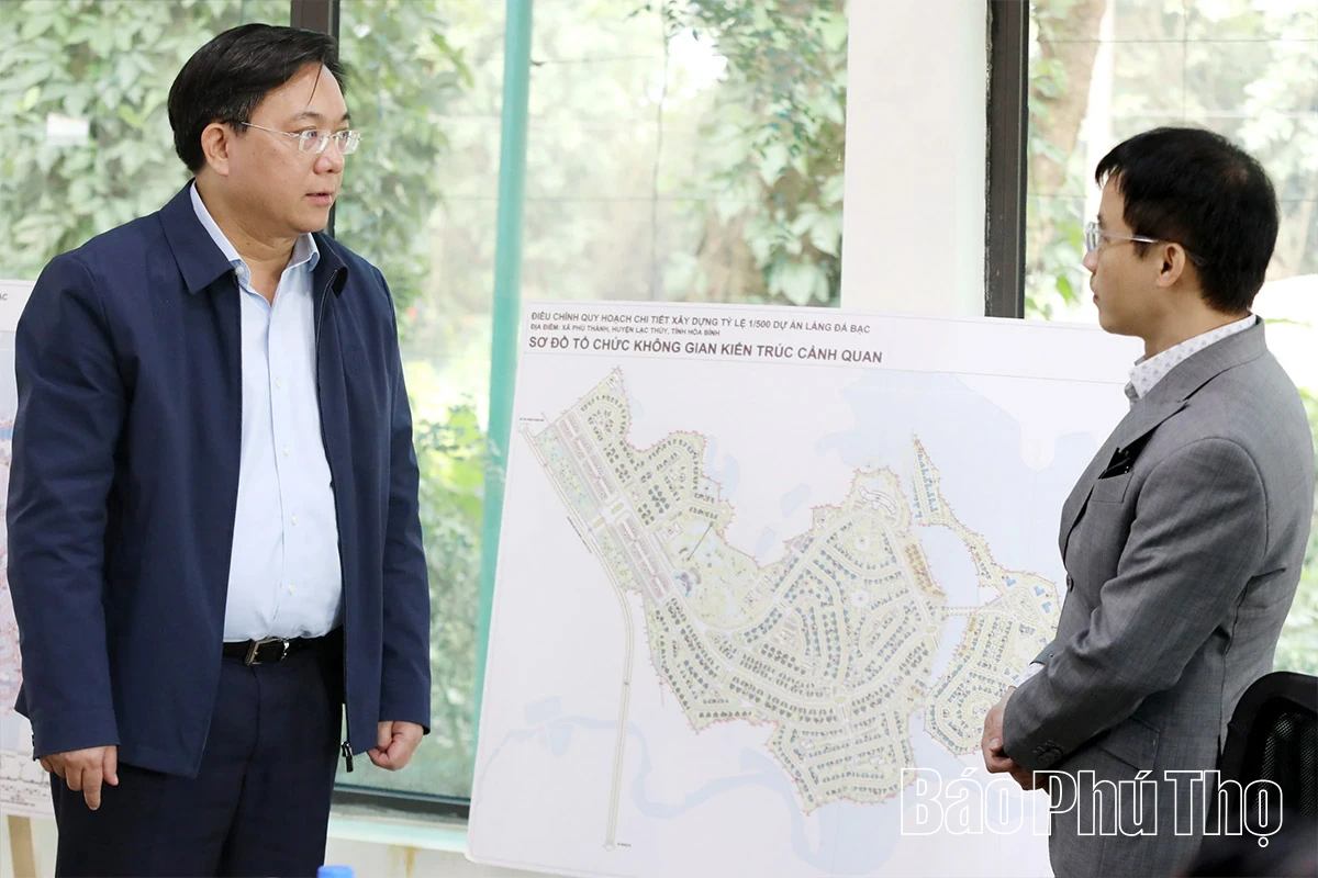 Chủ tịch UBND tỉnh Trần Duy Đông kiểm tra tiến độ một số dự án tại các xã Lạc Thủy, An Nghĩa