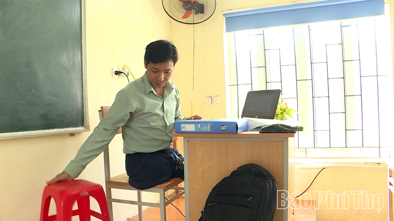 Người thầy “đi bằng đôi tay”: Biểu tượng nghị lực và trái tim nhiệt huyết trên bục giảng