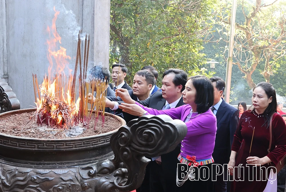 Dâng hương tưởng niệm các Vua Hùng và các Anh hùng liệt sĩ